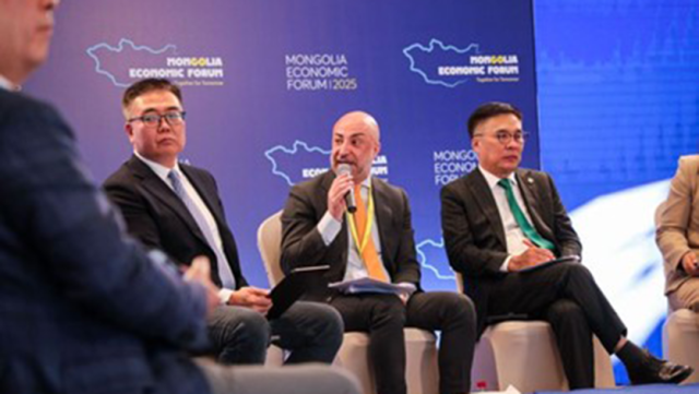 Houtan Bassiri, Innovative Partnerships and Finance Manager, UNCCD facilitating the Business4Land Roundtable at the Mongolia Economic Forum Credit: UNCCD